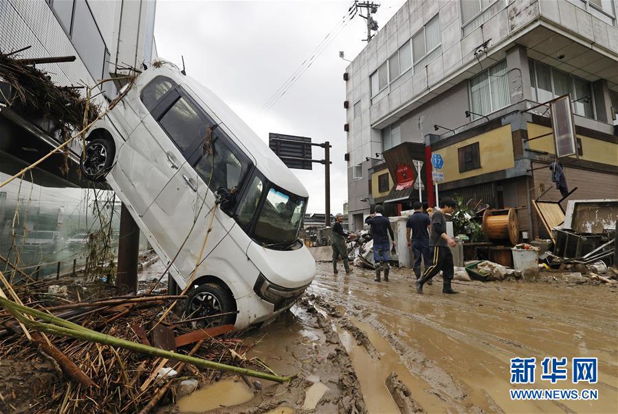 这是7月7日拍摄的日本熊本县人吉市受灾的街道。 受停滞的梅雨锋面影响，日本九州地区北部7日继续遭遇强降雨天气。迄今，九州因暴雨引发的洪水泛滥、山体滑坡造成的死亡人数升至55人，另有13人失踪。 新华社/共同社