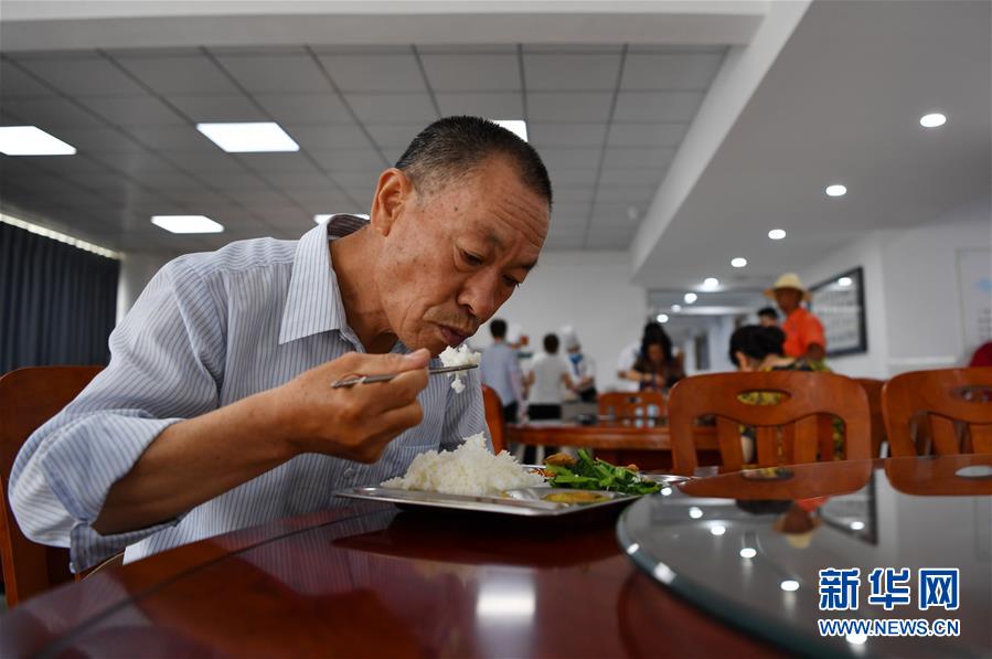 7月7日，老人在付村康养中心（老人家食堂）用餐。新华社记者 李然 摄