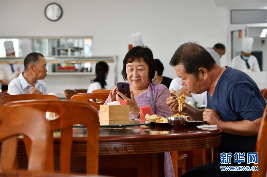 7月7日，老人在付村康养中心（老人家食堂）用餐。 新华社记者 李然 摄