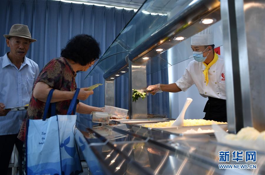 7月7日，老人在付村康养中心（老人家食堂）取餐。 新华社记者 李然 摄