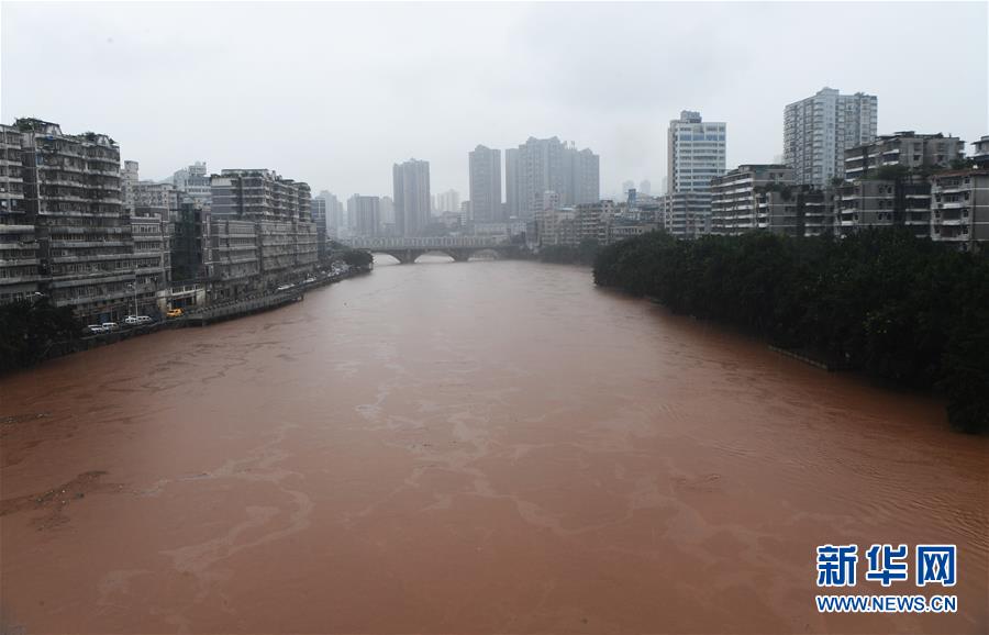 7月7日，洪水穿过綦江城区。 当日，重庆市綦江区迎来今夏第四次洪峰，綦江区防汛指挥部发布城区防汛Ⅳ级预警信息，并启动防汛Ⅳ级应急响应。 新华社记者 王全超 摄