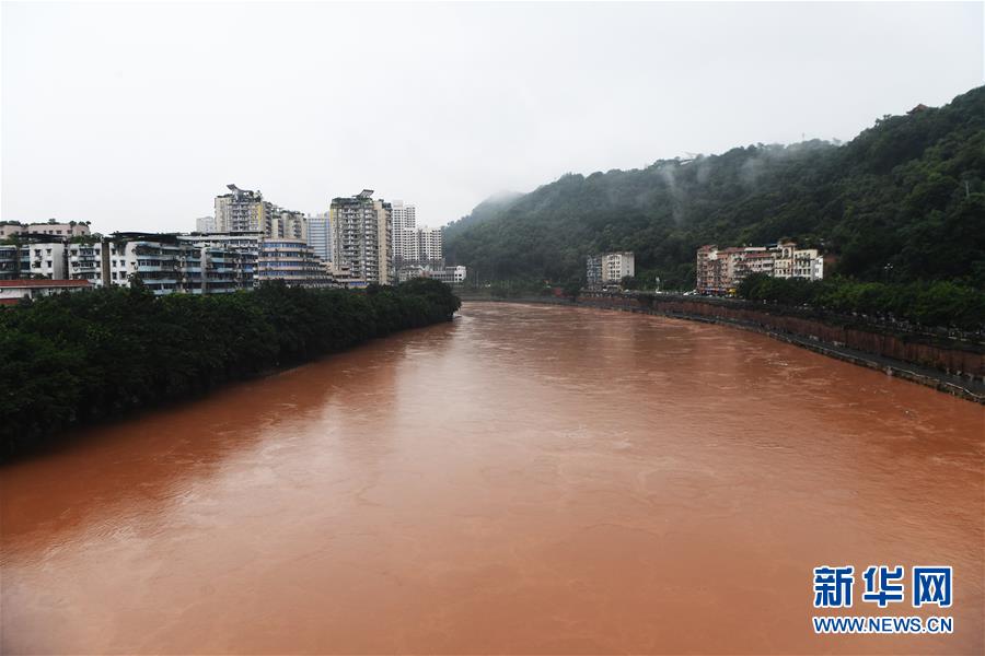 7月7日，洪水穿过綦江城区。 当日，重庆市綦江区迎来今夏第四次洪峰，綦江区防汛指挥部发布城区防汛Ⅳ级预警信息，并启动防汛Ⅳ级应急响应。 新华社记者 王全超 摄