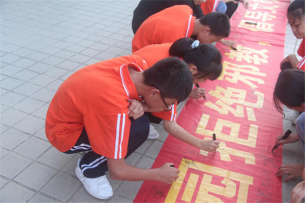 广西那坡县组织学生开展反邪教作文绘画比赛571