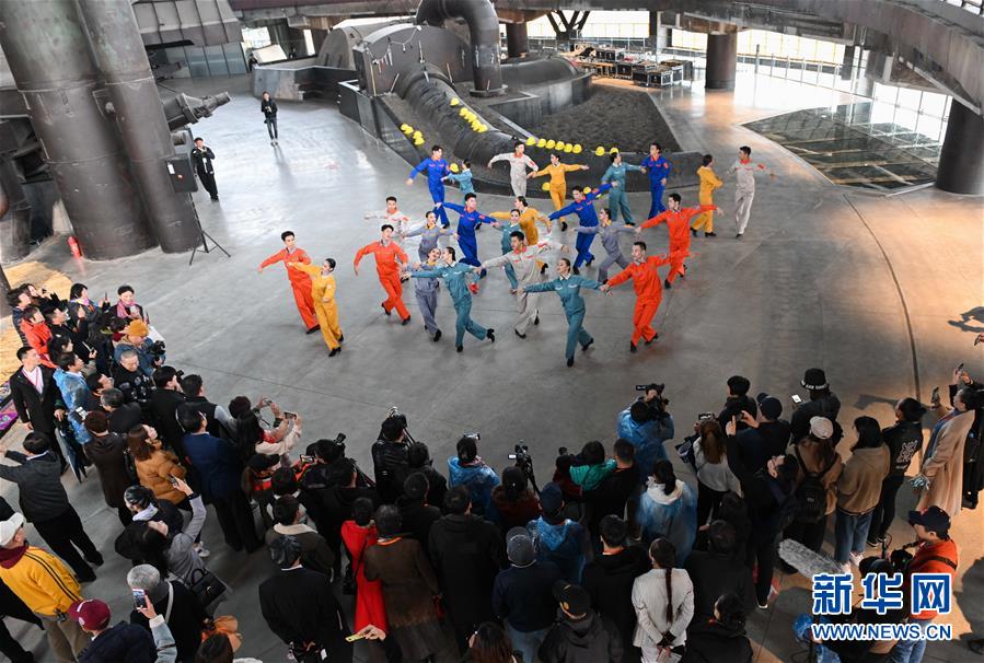 （社会）（1）北京：首钢园里的“环境舞蹈”展演