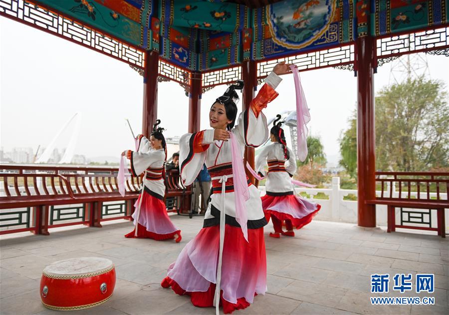 （社会）（5）北京：首钢园里的“环境舞蹈”展演