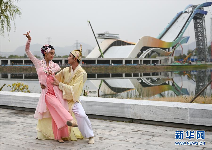 （社会）（6）北京：首钢园里的“环境舞蹈”展演