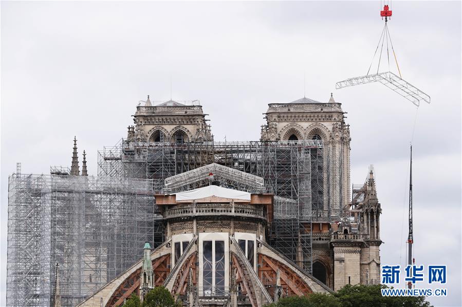 法国新任文化部长罗斯利娜·巴舍洛7月9日接受法国公共电台采访时表示，在修复被大火烧毁的巴黎圣母院问题上已有“广泛共识”，即塔尖部分要“按原样”重建。2019年4月15日，圣母院的屋顶和塔尖在大火中被烧毁。巴黎圣母院正式修复工程预计从2021年开始。 这是6月9日在法国巴黎拍摄的巴黎圣母院。 新华社记者 高静 摄