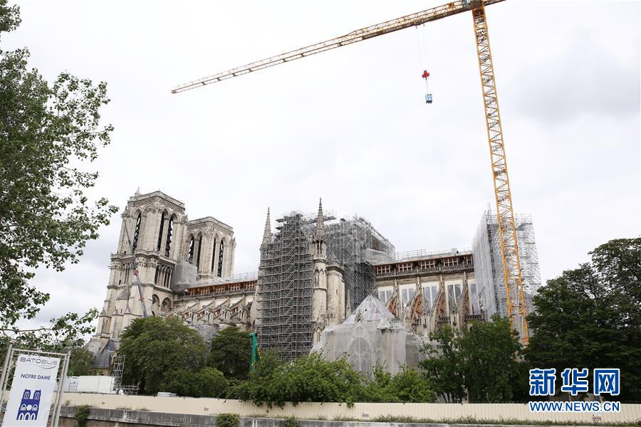 　法国新任文化部长罗斯利娜·巴舍洛7月9日接受法国公共电台采访时表示，在修复被大火烧毁的巴黎圣母院问题上已有“广泛共识”，即塔尖部分要“按原样”重建。2019年4月15日，圣母院的屋顶和塔尖在大火中被烧毁。巴黎圣母院正式修复工程预计从2021年开始。 这是6月9日在法国巴黎拍摄的巴黎圣母院。 新华社记者 高静 摄