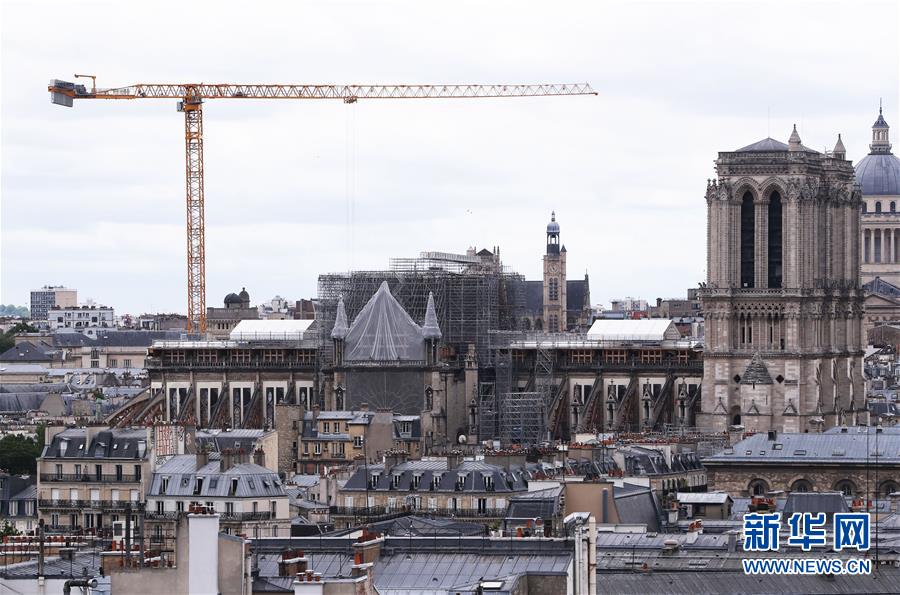 法国新任文化部长罗斯利娜·巴舍洛7月9日接受法国公共电台采访时表示，在修复被大火烧毁的巴黎圣母院问题上已有“广泛共识”，即塔尖部分要“按原样”重建。2019年4月15日，圣母院的屋顶和塔尖在大火中被烧毁。巴黎圣母院正式修复工程预计从2021年开始。 这是7月1日在法国巴黎拍摄的巴黎圣母院。 新华社记者 高静 摄