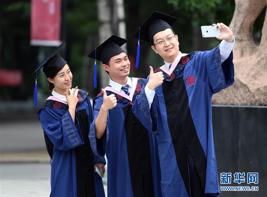 7月10日，中国政法大学2020届毕业生参加完毕业典礼后在校园拍照。 当日，中国政法大学举行2020届毕业典礼。由于疫情防控需要，仅少量在校毕业生在中国政法大学昌平校区礼堂现场参加毕业典礼，更多毕业生通过线上直播参与。 新华社记者 任超 摄