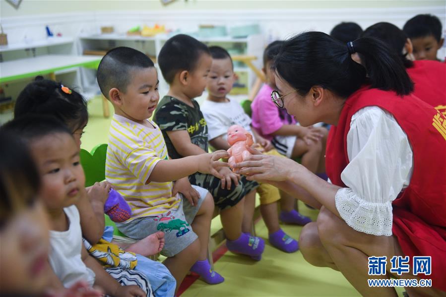 7月9日，在杭州市临安区一幼儿园的暑托班，锦城街道胜利社区的青年社工通过玩游戏的方式向小朋友普及日常安全知识。新华社记者 徐昱 摄