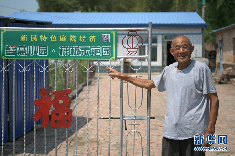 7月9日，黑龙江省林甸县四季青镇新民村脱贫户汤占君在介绍自己参与“智慧小园”项目的情况。他家通过项目订单，今年在园子里种植了杂粮杂豆等作物。 地处大兴安岭南麓集中连片特困地区的黑龙江省林甸县，近年把发展庭院经济作为促进贫困群众脱贫增收的重要路径，引导鼓励农民在自家“小菜园”发展特色种植、养殖，将“小菜园”变成“增收田”。目前，全县共落实庭院种养殖14000余户，其中贫困户3000余户。 新华社记者 王建威 摄