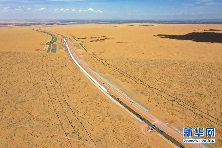 (经济)(2)宁夏首条沙漠高速公路建设正酣