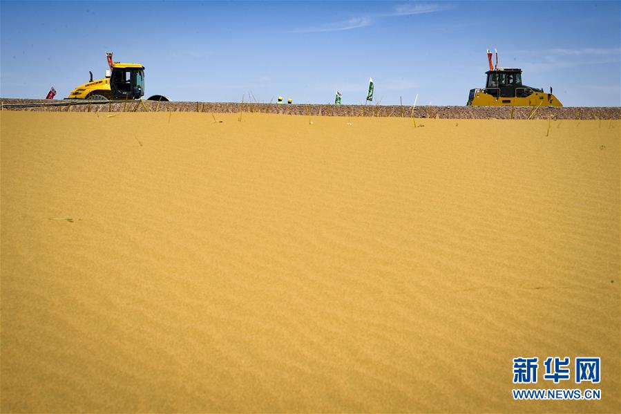 (经济)(5)宁夏首条沙漠高速公路建设正酣