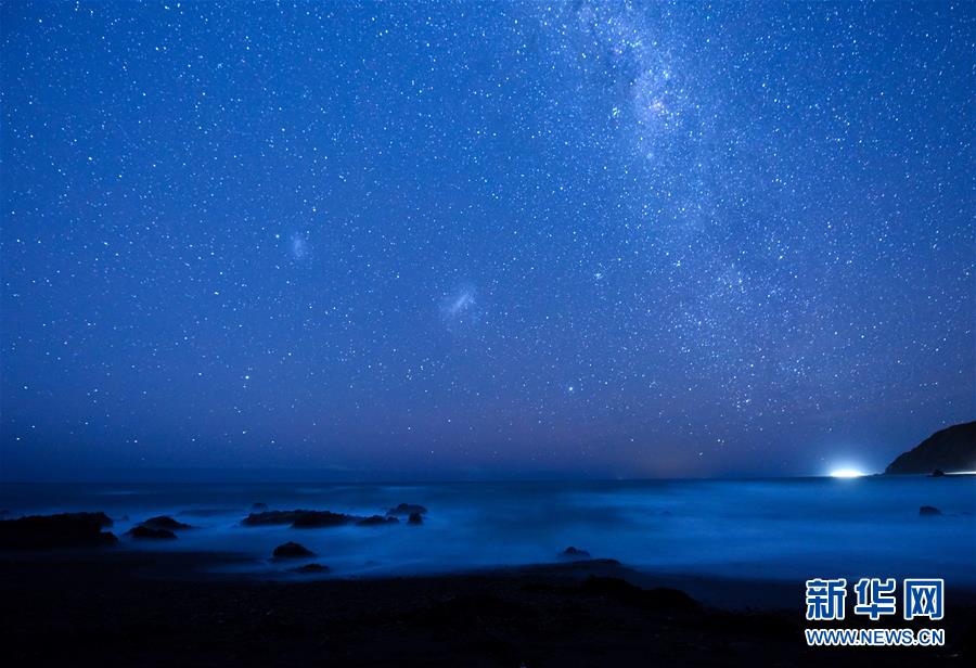 这是7月10日晚在新西兰首都惠灵顿郊外拍摄的星空。 新华社记者 郭磊 摄