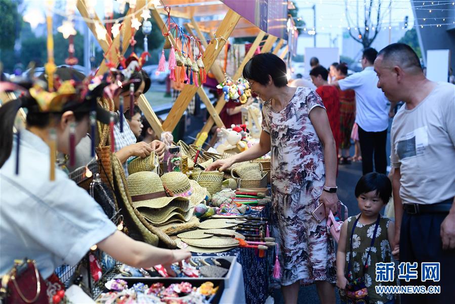 7月11日，市民在蜜桃集市上购物。 当日，浙江省宁波市奉化区在城市文化中心举办2020蜜桃音乐节和蜜桃集市，吸引不少市民前来休闲、消费。 新华社记者 黄宗治 摄