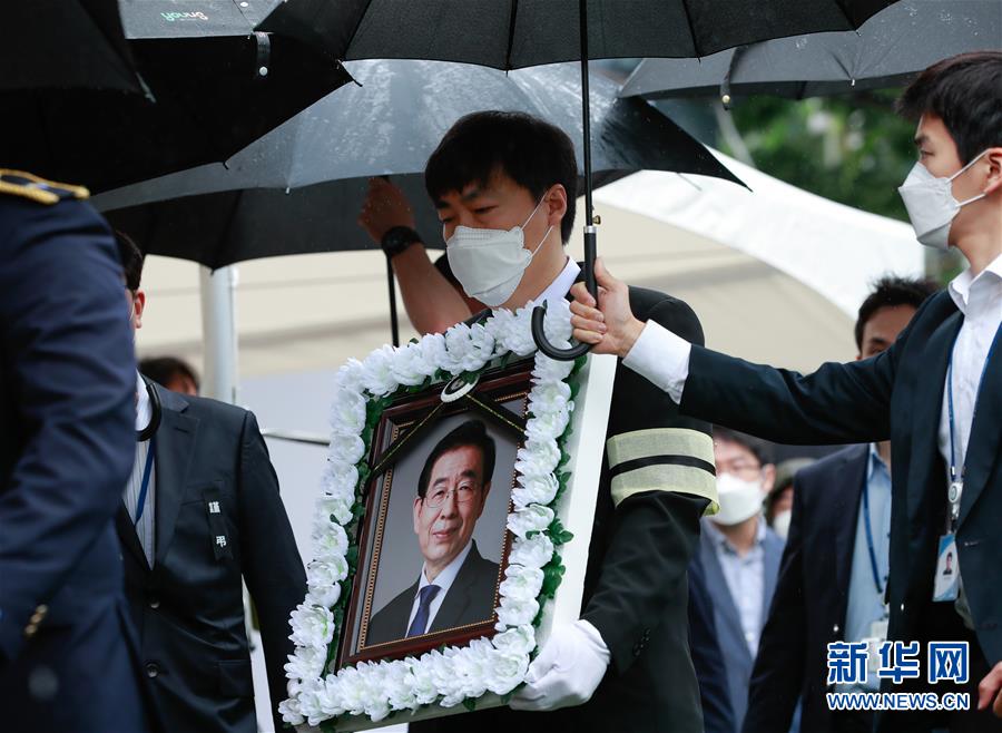 7月13日，已故首尔市长朴元淳的亲属们在遗体告别仪式后走出韩国首尔市政府大楼。 已故首尔市长朴元淳遗体告别仪式当日在韩国首尔举行。 新华社发（李相浩摄）