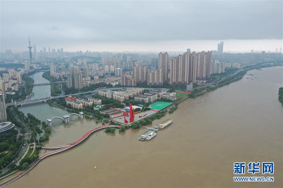 7月13日拍摄的长江南京段（无人机照片）。 连日来，江苏主要江河湖水位持续上涨。7月13日16时30分，长江南京潮水位站最高潮位达10.1米，超警戒水位1.4米。 新华社记者 季春鹏 摄
