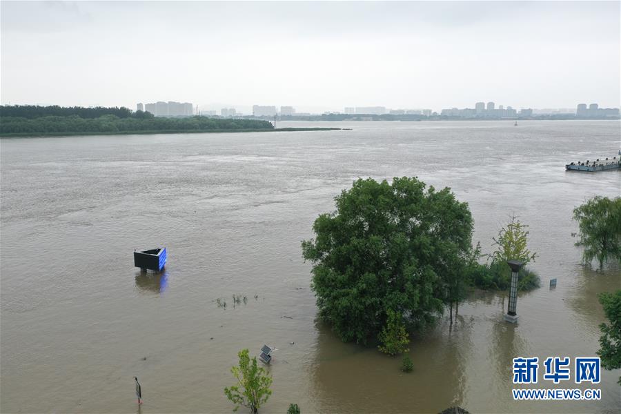 7月13日拍摄的长江南京段（无人机照片）。 连日来，江苏主要江河湖水位持续上涨。7月13日16时30分，长江南京潮水位站最高潮位达10.1米，超警戒水位1.4米。 新华社记者 季春鹏 摄