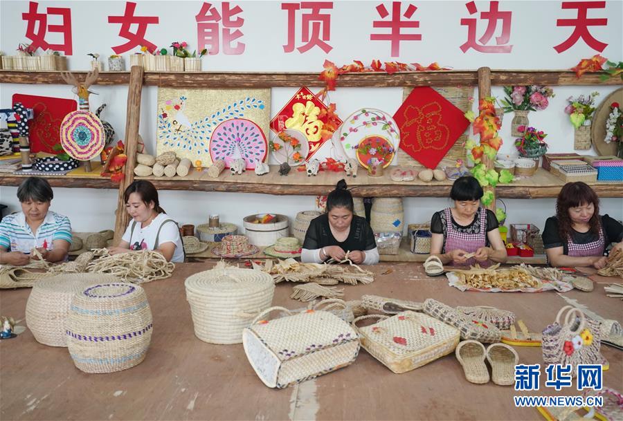 7月15日，秦皇岛市抚宁区抚宁镇的妇女在孤竹园草编基地编制草编工艺品。 新华社记者 杨世尧 摄