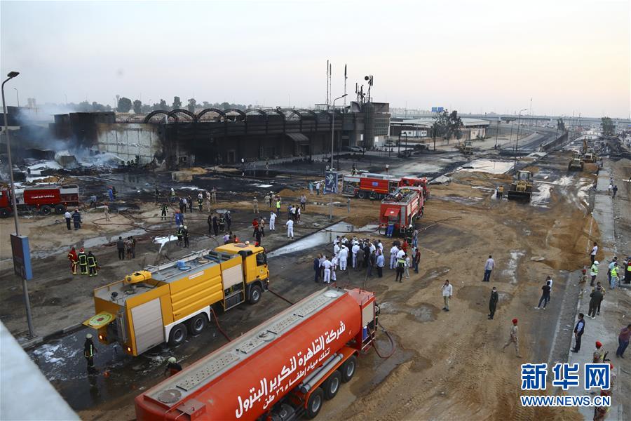 这是7月14日在埃及开罗拍摄的原油管道破裂起火现场。 当日，埃及首都开罗一处原油管道破裂起火，致12人受伤。 新华社发（艾哈迈德·戈马摄）