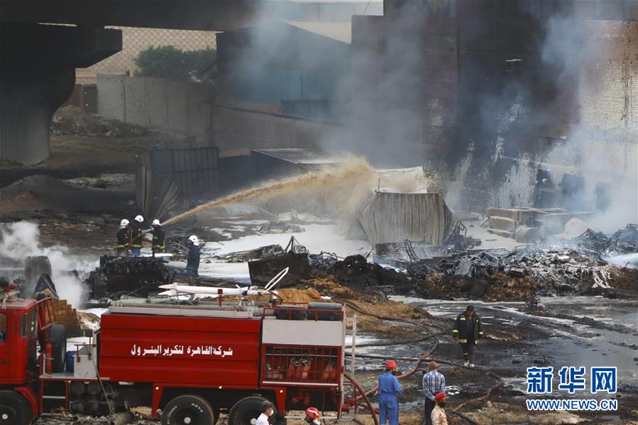 7月14日，消防员在埃及开罗的原油管道破裂起火现场灭火。 当日，埃及首都开罗一处原油管道破裂起火，致12人受伤。 新华社发（艾哈迈德·戈马摄）