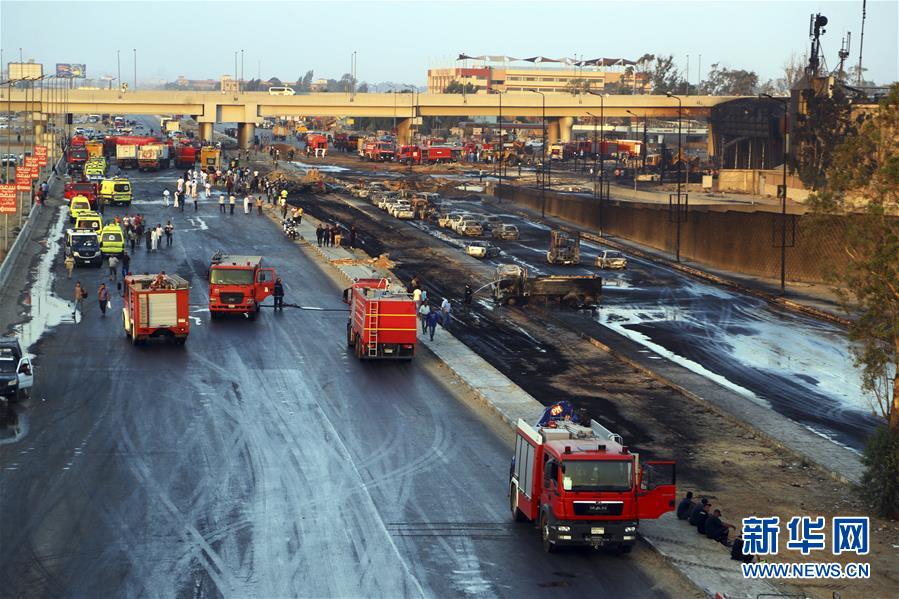 7月14日，消防员在埃及开罗的原油管道破裂起火现场灭火。 当日，埃及首都开罗一处原油管道破裂起火，致12人受伤。 新华社发（艾哈迈德·戈马摄）