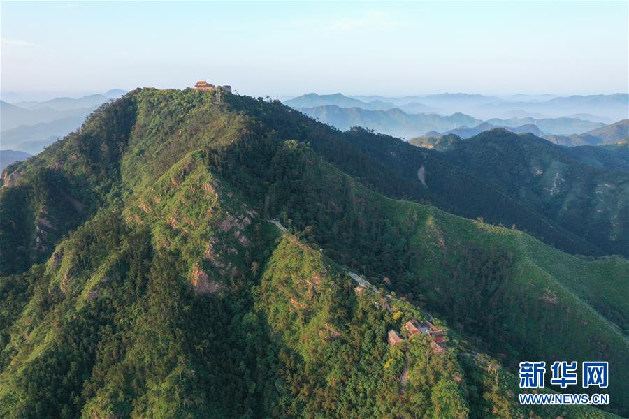 这是7月15日拍摄的景忠山风貌（无人机照片）。 景忠山位于河北省迁西县境内，现为国家4A级旅游景区。夏日里的景忠山，松柏苍翠，风光秀美。 新华社记者 牟宇 摄