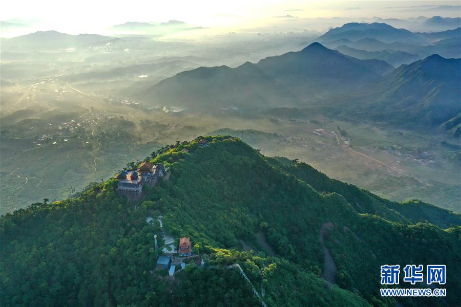 这是7月15日拍摄的景忠山风貌（无人机照片）。 新华社记者 牟宇 摄