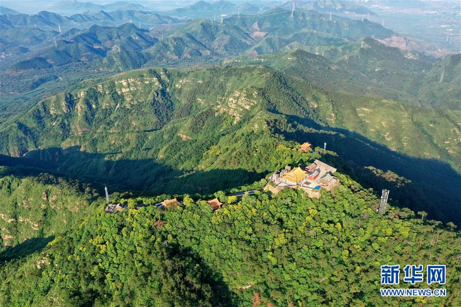 这是7月15日拍摄的景忠山风貌（无人机照片）。 新华社记者 牟宇 摄