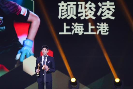 2019年12月7日，当选2019赛季中超最佳守门员的上海上港队球员颜骏凌发表获奖感言。 新华社发