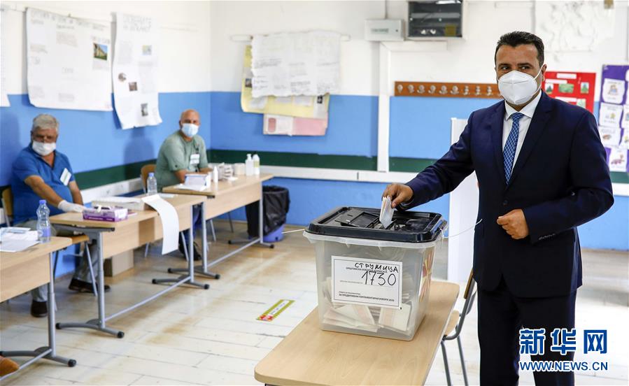 7月15日，马其顿社会民主联盟领导人佐兰·扎埃夫在北马其顿斯特鲁米察一个投票站投票。 新华社发
