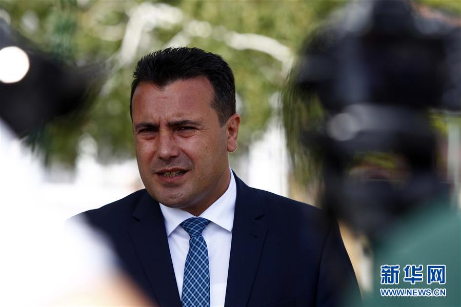 7月15日，马其顿社会民主联盟领导人佐兰·扎埃夫在北马其顿斯特鲁米察一个投票站投票后接受媒体采访。 新华社发