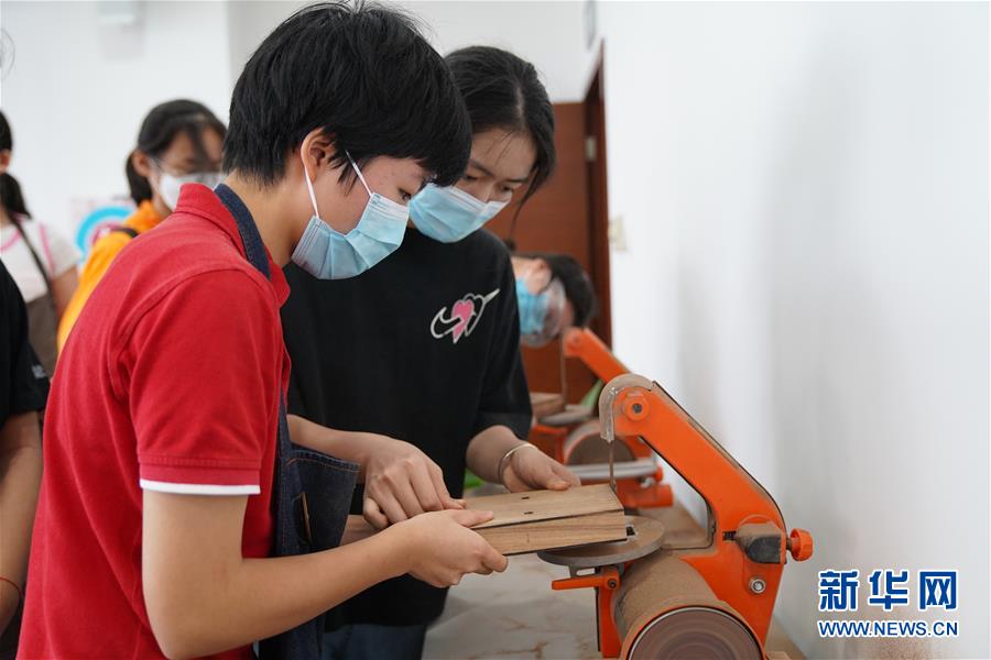 7月15日，在“大国小工匠”技能体验活动上，参与者在制作车辆结构模型。 当日，“大国小工匠”技能体验活动在中国（上海）创业者公共实训基地举行。该活动是7·15世界青年技能日主题系列活动之一。 新华社记者 滕佳妮 摄