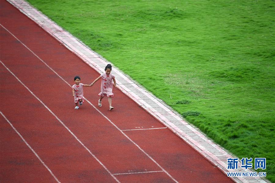 7月16日，在安徽省宿松县洲头乡中心小学集中安置点，小朋友在操场上玩耍。  新华社记者 刘军喜 摄