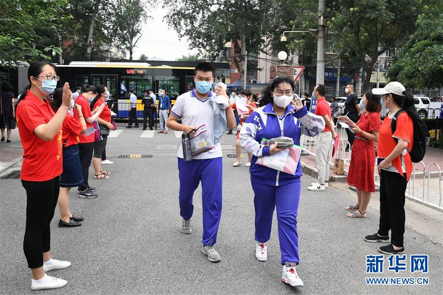 7月17日，在北京市中关村中学考点外，考生做考前复习。 当日，北京2020年中考开考，今年中考时间为7月17日至19日。 新华社记者 任超 摄