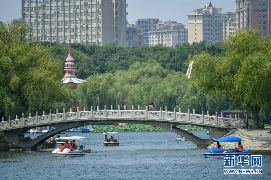 7月16日，市民在长春南湖公园乘船。 当日是“头伏”首日，吉林长春最高气温达33℃，众多市民来到南湖公园乘凉避暑。 新华社记者 张楠 摄