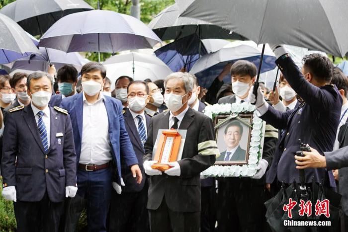 7月13日,已故首尔市市长朴元淳出殡、举行遗体告别仪式。图为朴元淳亲属、工作人员等护送遗像至遗体告别仪式现场。<a target='_blank' href='http://www.chinanews.com/'>中新社</a>记者 曾鼐 摄 点击进入下一页
