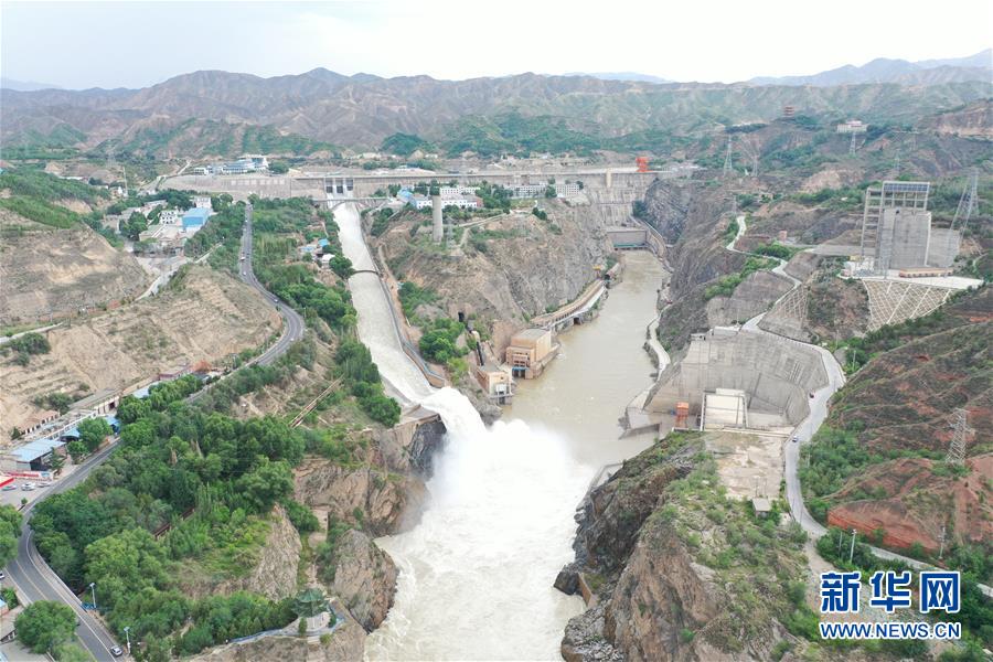 7月17日，刘家峡水库正在泄洪（无人机照片）。 新华社发（张赟 摄）