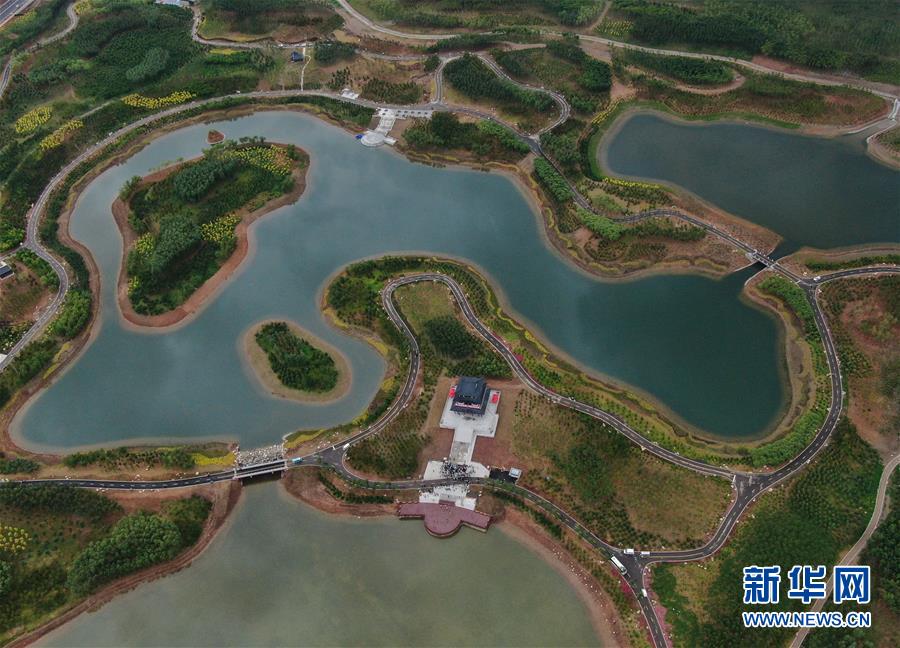 这是7月18日拍摄的西宁园博园一角（无人机照片）。 新华社记者 张龙 摄