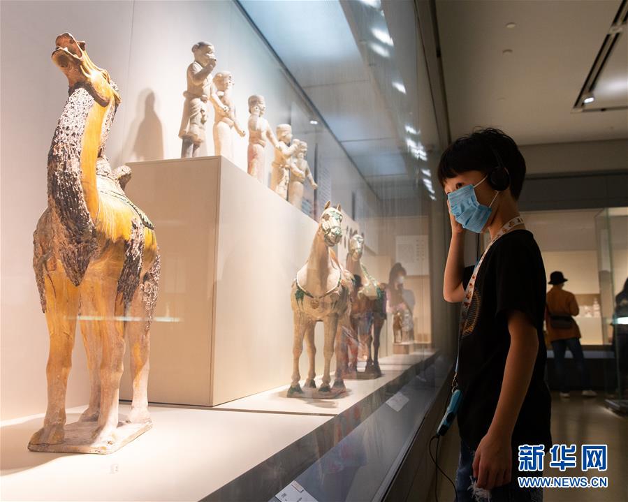 7月19日，小朋友在南京博物院历史馆参观。 暑假期间，小朋友们通过多种方式学习知识、强健体魄，丰富暑期生活。 新华社发（苏阳 摄）