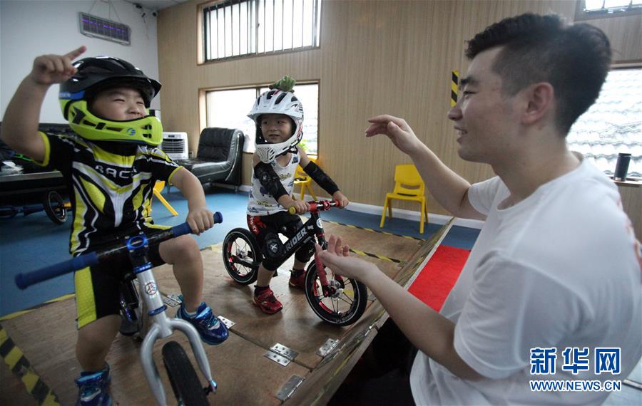 7月19日，在南京一家滑步车俱乐部里，孩子与教练交流学习心得。 暑假期间，小朋友们通过多种方式学习知识、强健体魄，丰富暑期生活。 新华社发 （孙忠南 摄）