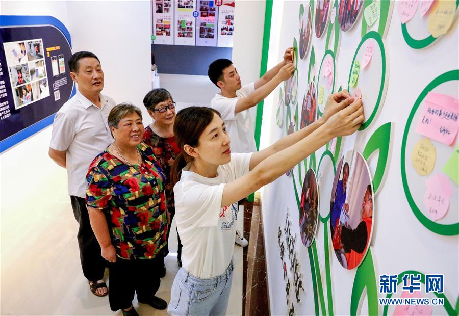 7月20日，台苑新村社区工作人员将居民们希望听到的宣讲内容的“点单”心愿贴到宣讲心愿树上。新华社记者 徐昱 摄