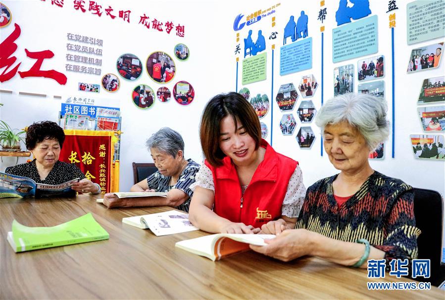 7月20日，在台苑新村社区图书阅览室里，宣讲员给小区居民讲解老年人权益保障法的相关条例。新华社记者 徐昱 摄