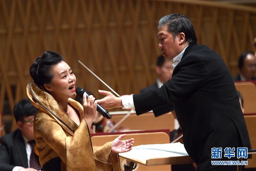 7月20日，歌唱家龚琳娜在上海夏季音乐节开幕音乐会上演唱。 当晚，为期10天的2020上海夏季音乐节开幕。开幕音乐会上，余隆执棒上海交响乐团演绎西贝柳斯的《图翁内拉的天鹅》《忧郁圆舞曲》和斯特拉文斯基《火鸟》组曲，并携手龚琳娜带来老锣的歌曲《静夜思》《山鬼》。 新华社记者 任珑 摄