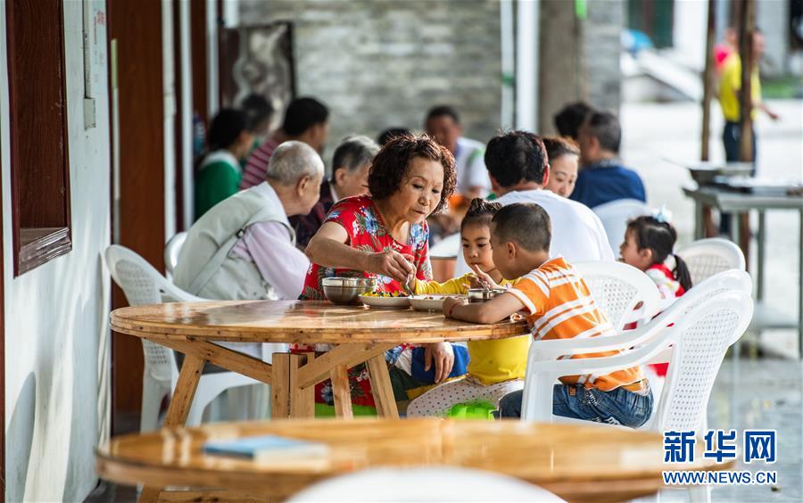 游客在桐梓县九坝镇山堡社区乡村饭店就餐（7月21日摄）。新华社记者 陶亮 摄