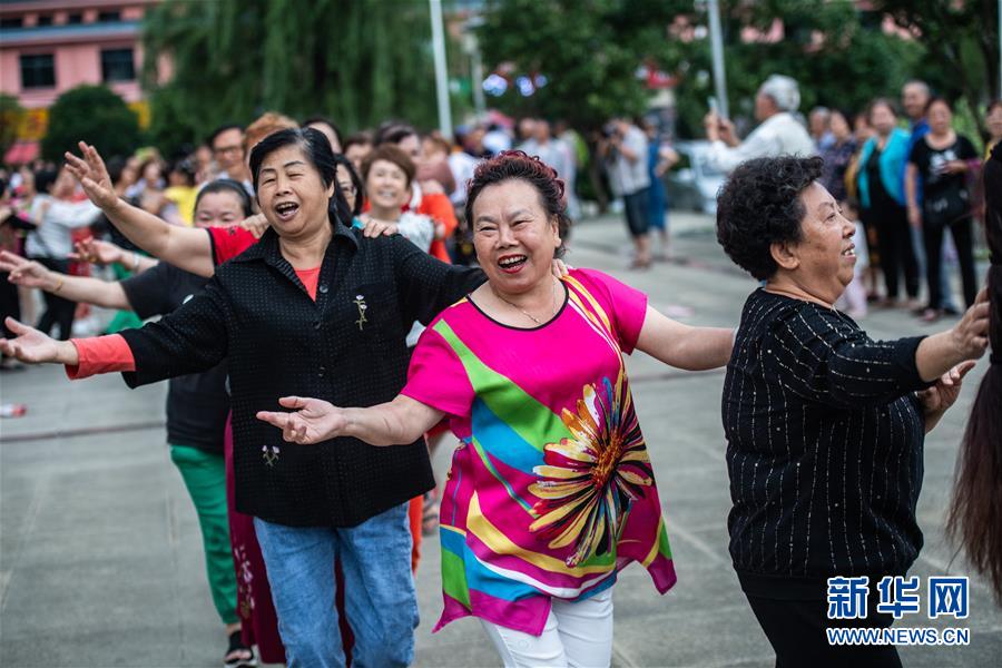 游客在桐梓县九坝镇山堡社区跳广场舞（7月21日摄）。新华社记者 陶亮 摄