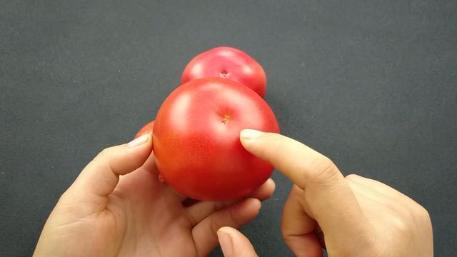 买西红柿要挑选“母”的，顶部看一眼就能辨出，沙甜又多汁