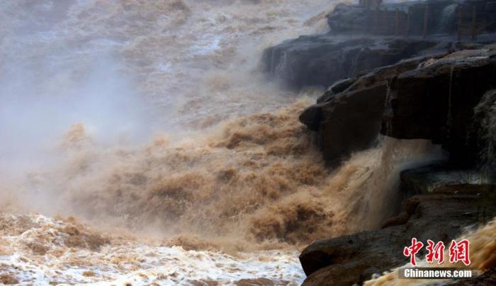 资料图:黄河壶口段受黄河中上游降雨和水库调水影响,水流量大增。图片来源:人民视觉 点击进入下一页