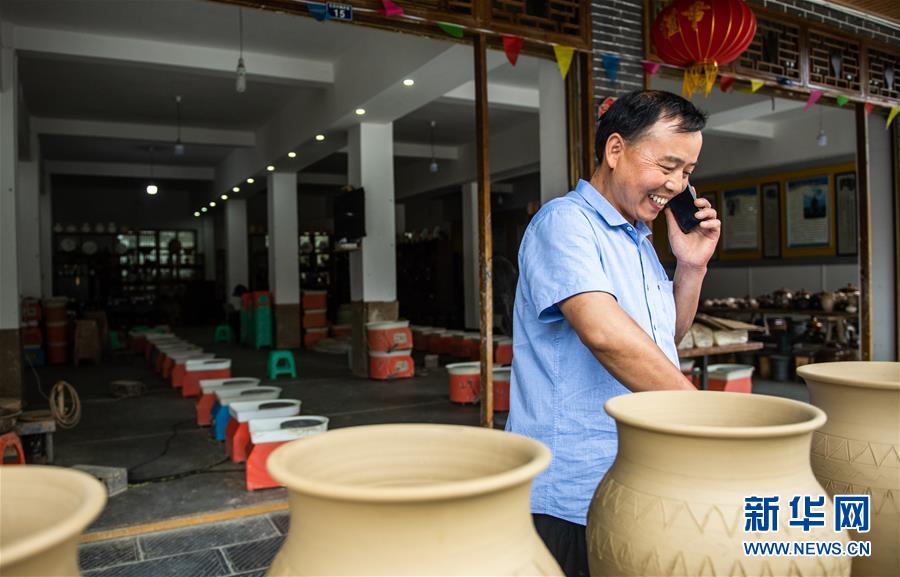 遵义市播州区花茂村村民母先才接到外地客商下订单的电话（6月16日摄）。新华社记者 陶亮 摄